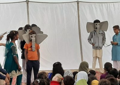 Elefantenmasken auf der Bühne