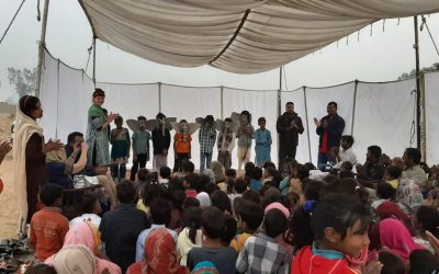 Theateraufführung in der Miracle Suraj School