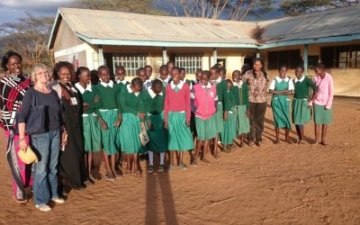 GinCo – unsere Kooperationspartnerinnen bringen Bleistifte in Schulen in Kenia