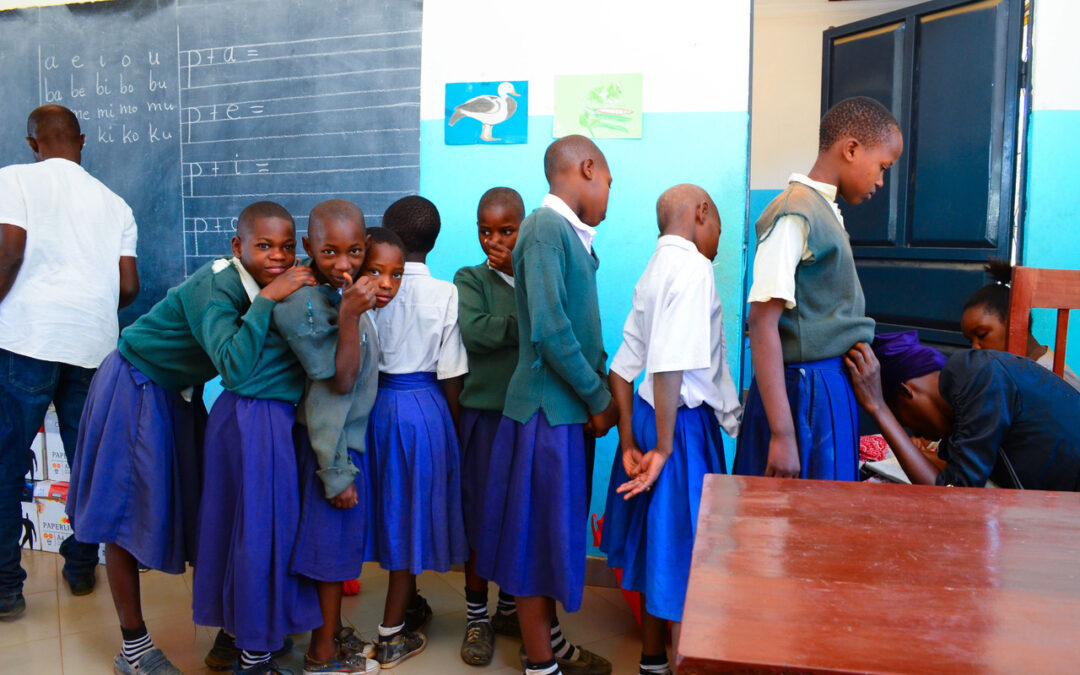 Tansania: Neue Uniformen, Materialien und viel Druckerpapier zum Schulstart